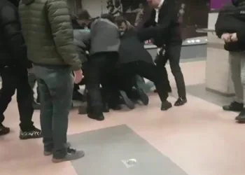 Metro istasyonundaki kavgada yumruklar konuştu