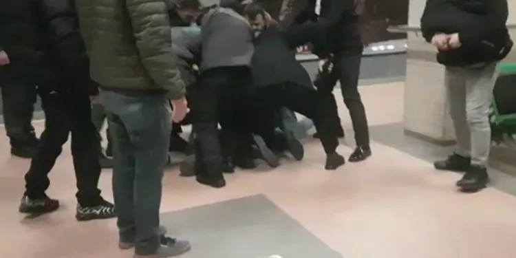 Metro istasyonundaki kavgada yumruklar konuştu