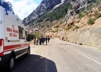 Aracın üzerine kaya devrildi