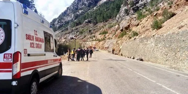 Aracın üzerine kaya devrildi