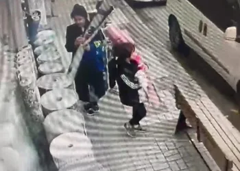 Ailece geldiler, müşteri gibi halılara bakarak çaldılar