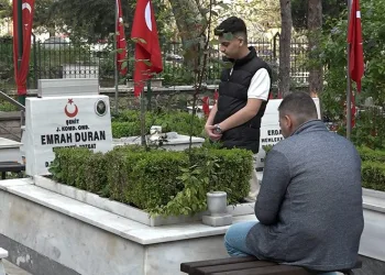 Şehit yakınları bayramın ilk ziyaretinde şehitliğe koştu