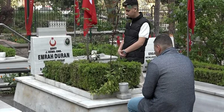 Şehit yakınları bayramın ilk ziyaretinde şehitliğe koştu
