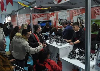 İnsansı robotlar fuarda yoğun ilgi gördü