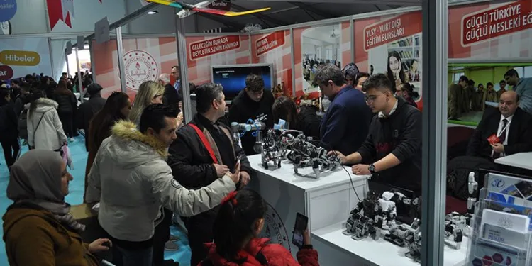 İnsansı robotlar fuarda yoğun ilgi gördü