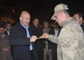 Soylu, asker ve vatandaşlara baklava ikram etti