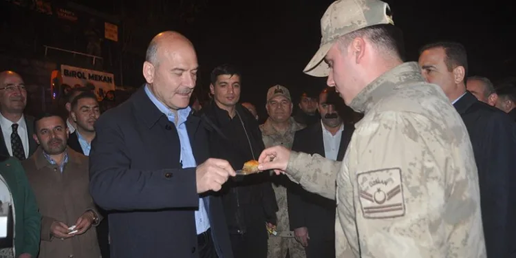 Soylu, asker ve vatandaşlara baklava ikram etti