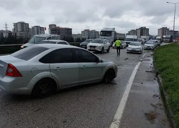 Yağmurdan kayganlaşan yolda 3 araçlı kaza