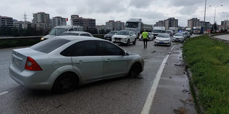 Yağmurdan kayganlaşan yolda 3 araçlı kaza