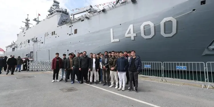 Öğrenciler TCG Anadolu’ya hayran kaldı