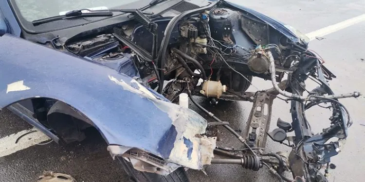 Kazada aracın motoru 25 metre uçtu