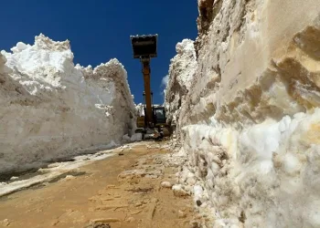 5 metreyi bulan karda yol açma çalışması