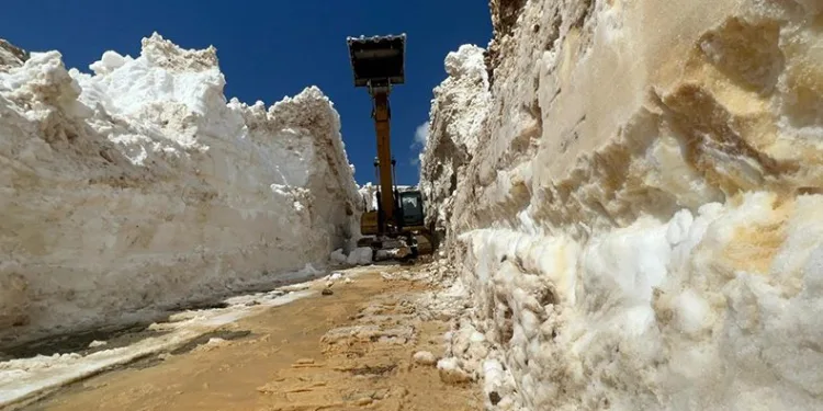 5 metreyi bulan karda yol açma çalışması