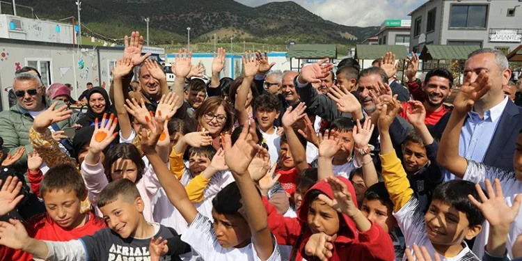 Depremzede çocuklar için bayram şenliği