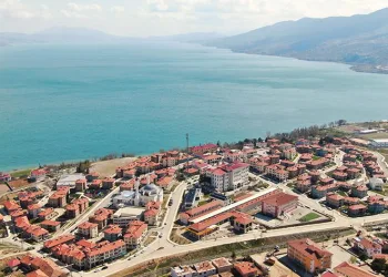 Göl manzaralı TOKİ konutları