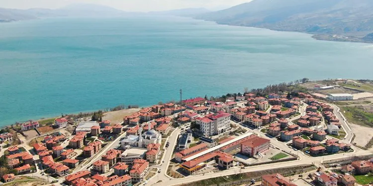 Göl manzaralı TOKİ konutları
