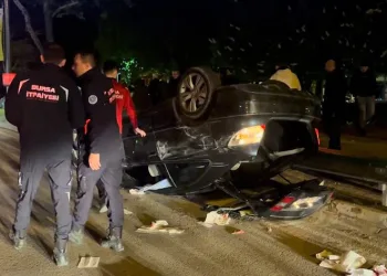 Bursa’da çekicinin paletlerine çarpan araç takla attı