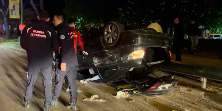 Bursa’da çekicinin paletlerine çarpan araç takla attı
