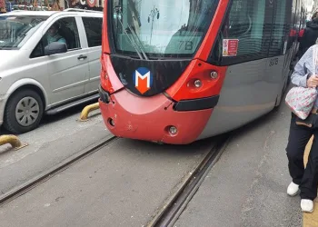 Sirkeci’de tramvay raydan çıktı
