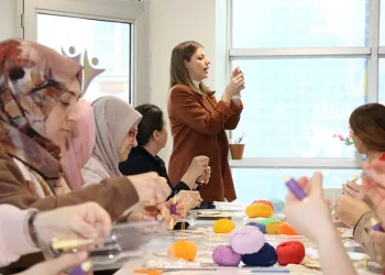 Nakış öğrenip streslerini atıyorlar