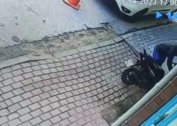 Marketin önünde duran motosikleti güpegündüz çaldı