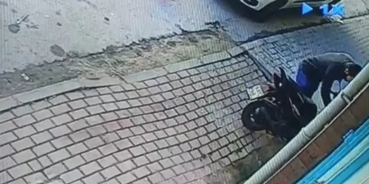 Marketin önünde duran motosikleti güpegündüz çaldı