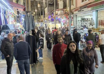 Tarihi çarşıda bayram kalabalığı