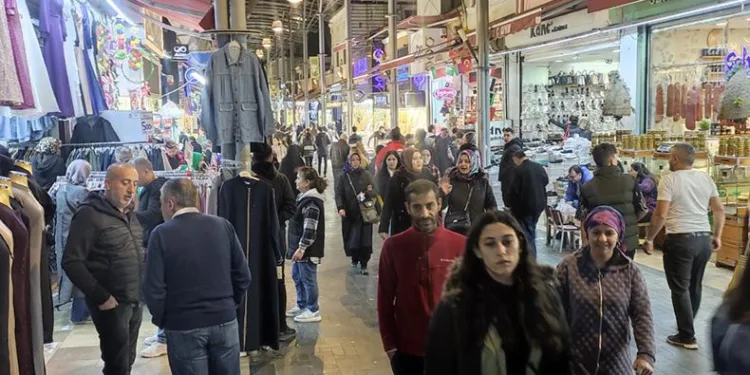 Tarihi çarşıda bayram kalabalığı