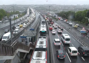 Sağanak yağış trafiği kilitledi