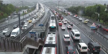 Sağanak yağış trafiği kilitledi