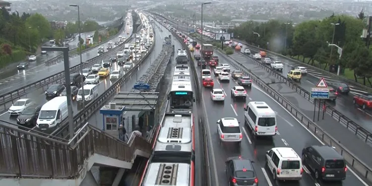 Sağanak yağış trafiği kilitledi