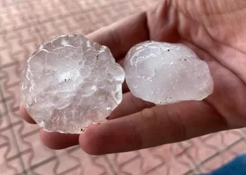 Ceviz büyüklüğünde dolu yağdı