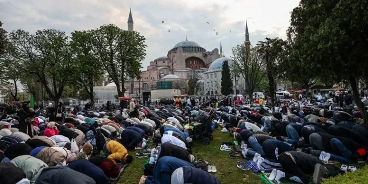 Bayram namazı sebebiyle camiler doldu