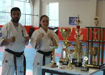 Ailece 550 çocuğa karete öğretiyorlar