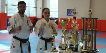 Ailece 550 çocuğa karete öğretiyorlar