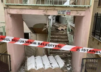 Merdivenleri çöken bina mühürlendi