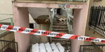 Merdivenleri çöken bina mühürlendi