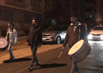 Ağabeyi davulu çalıyor, kardeşi ilahi söylüyor