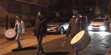 Ağabeyi davulu çalıyor, kardeşi ilahi söylüyor