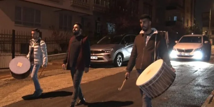 Ağabeyi davulu çalıyor, kardeşi ilahi söylüyor