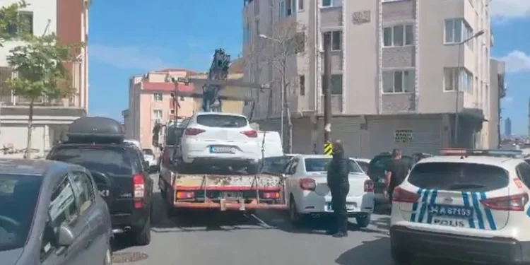 İki genç araçta başlarından vurulmuş halde bulundu