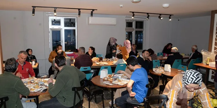 UÜ yönetimi iftarını depremzedelerle yaptı