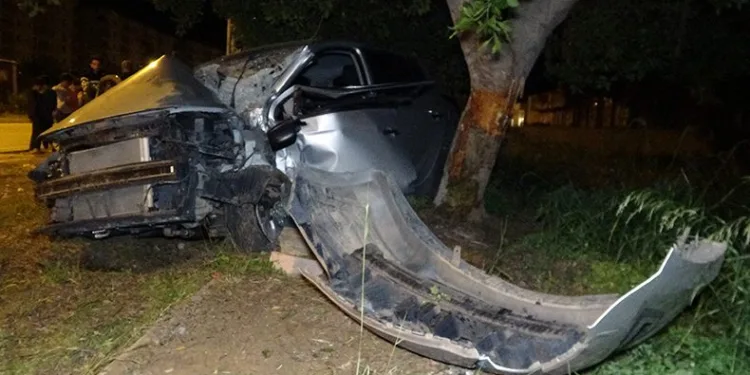 Hurdaya dönen otomobilden sağ çıktı