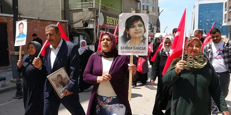 Evlat nöbetindeki annelerden çağrı