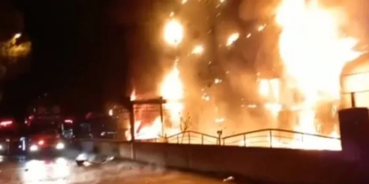 Lokantada çıkan yangın evlere sıçradı