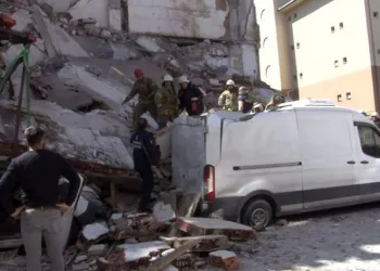 Güngören’de metruk bina çöktü