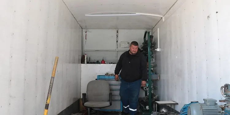 Kamyonet kasasını iş yeri yaptı
