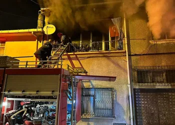 Yangında mahsur kalan kadını itfaiye erleri kurtardı