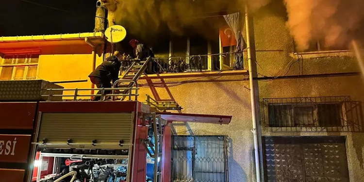Yangında mahsur kalan kadını itfaiye erleri kurtardı