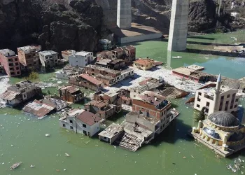Oynadıkları sokaklarda bu kez kürek çektiler